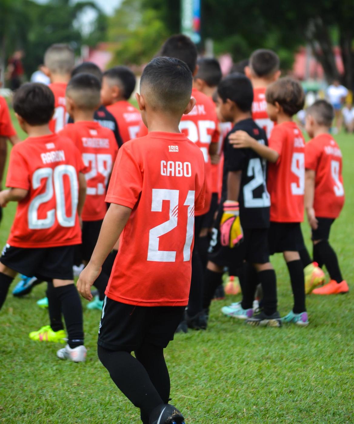 Equipo infantil entrando a la cancha
